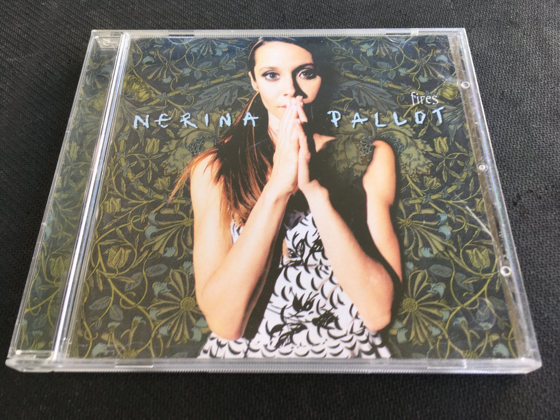 CD: Nerina Pallot - Fires -CD- – Usato da St.Gallen venduto da MedienJoe