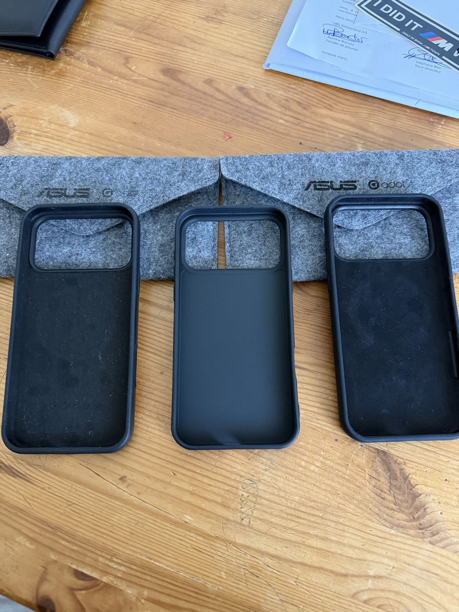 Asus Cover & Protezioni schermo: 3x coques IPhone 17 pro max Asus – Nuovo (secondo la descrizione) da La Chaux-de-Fonds venduto da CGL_watches16y 2