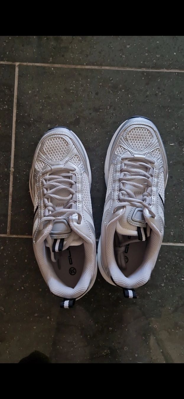 Scarpe da donna: Neue Sneakers 38 – Nuovo (secondo la descrizione) da Bubendorf venduto da ang_b829