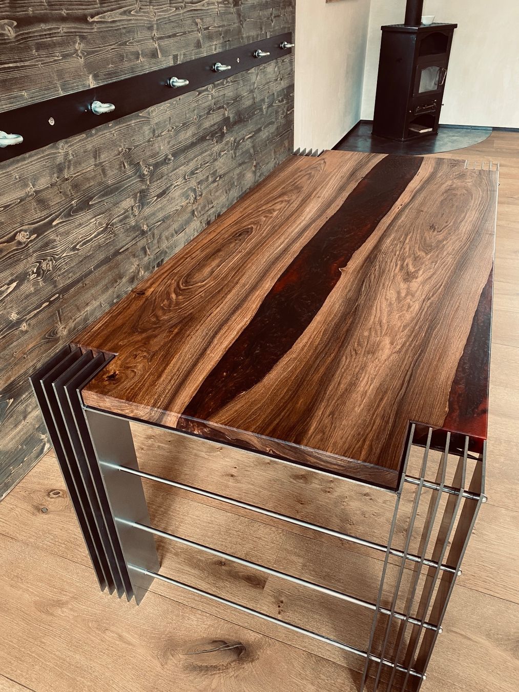 Tavoli: Nussbaum wood and epoxy dining table - beautiful & unique – Nuovo (secondo la descrizione) da Unterseen venduto da Drewski 2