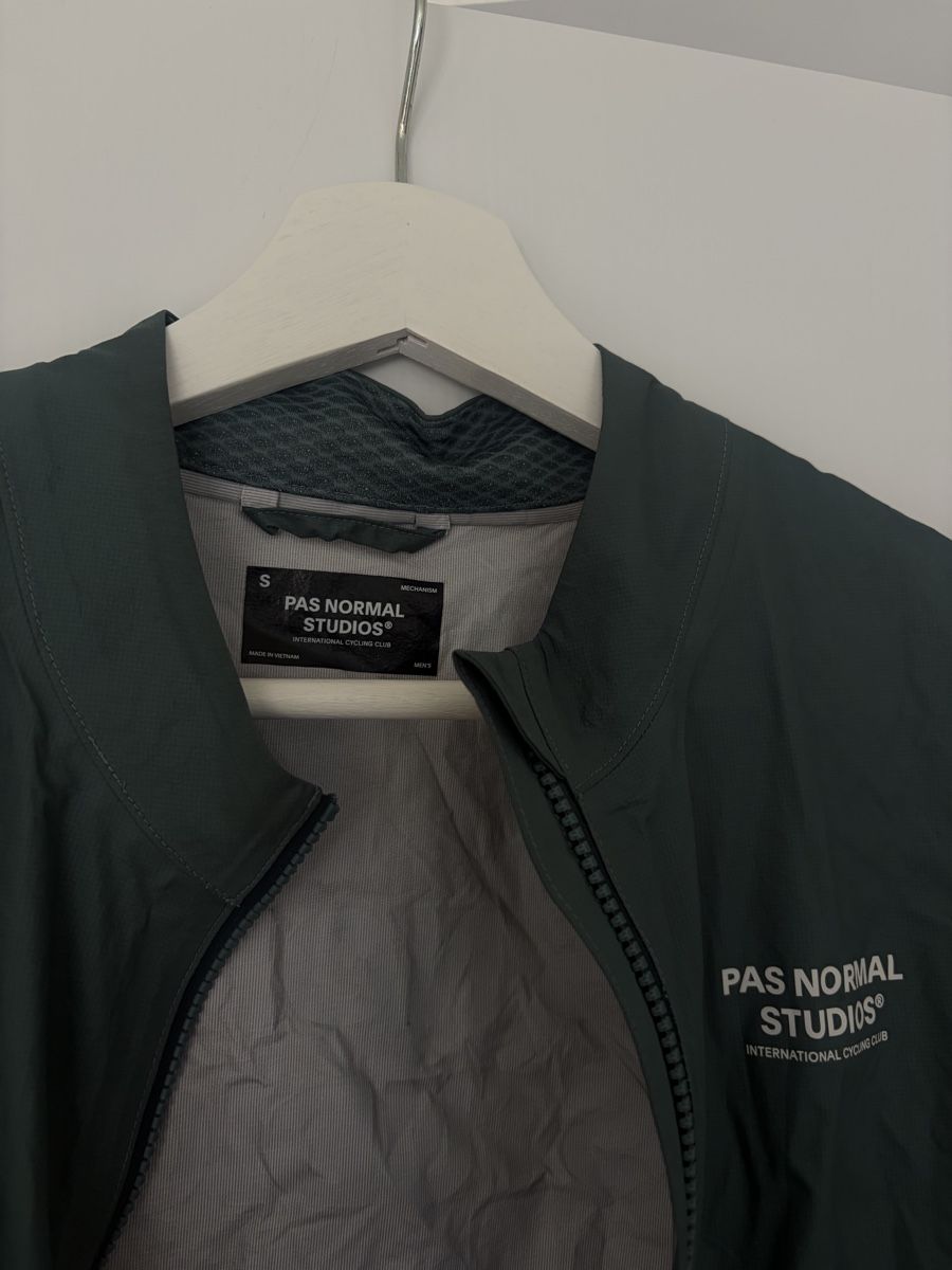 Pas Normal Studios Maillots de corps & Pantalons: Pas Normal Mechanism Rain Jacket – D'occasion à Zürich par yidan.fischer 1