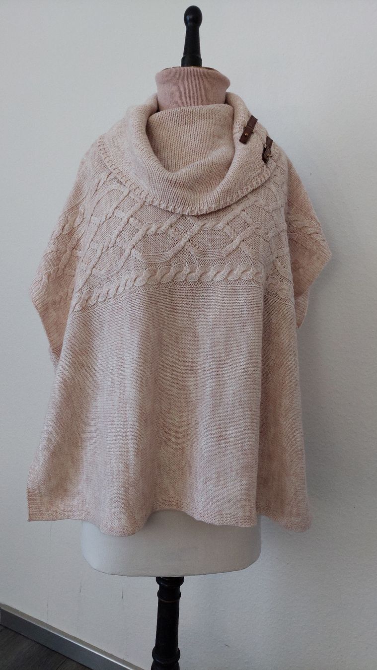 Giacche: Beige Strickponcho mit Lederdetails  – Usato da Gwatt (Thun) venduto da Letzte-Chance 1