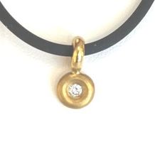 Collier: Diamantanhänger aus 750 Gelbgold mit Kautschukkette