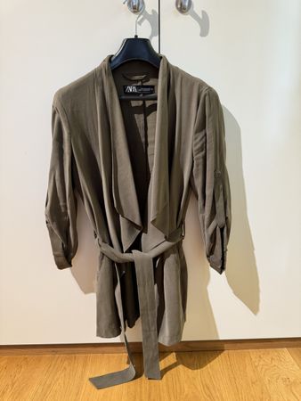Zara Jacke olivgrün mit Bindegürtel Grösse S