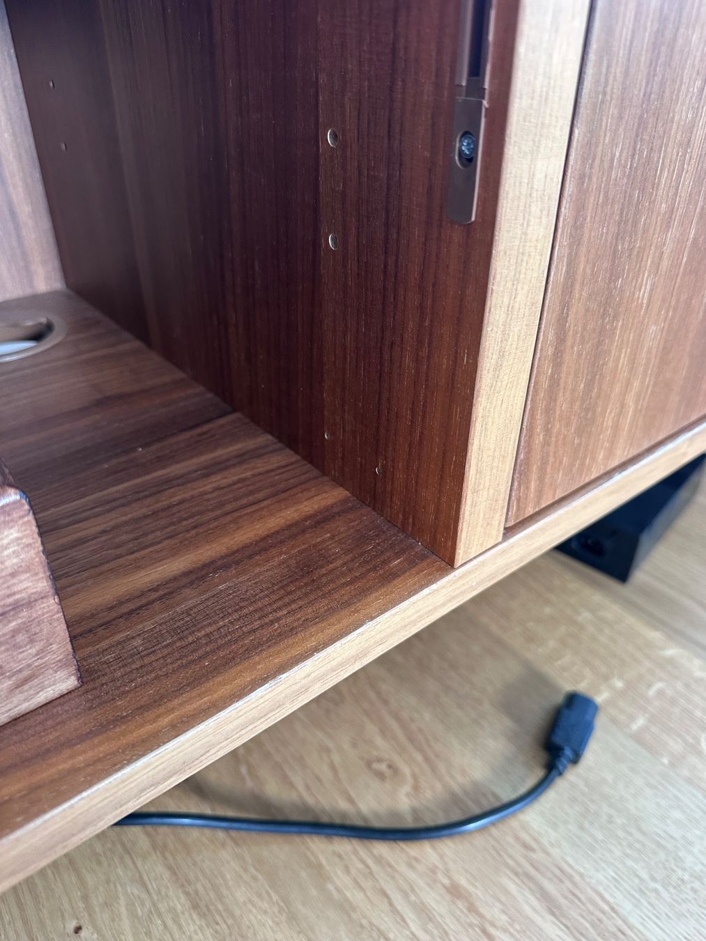 Ikea Mobili TV: TV Kommode aus Nussbaumfurnier – Usato da Fischbach-Göslikon venduto da Hubers4 2