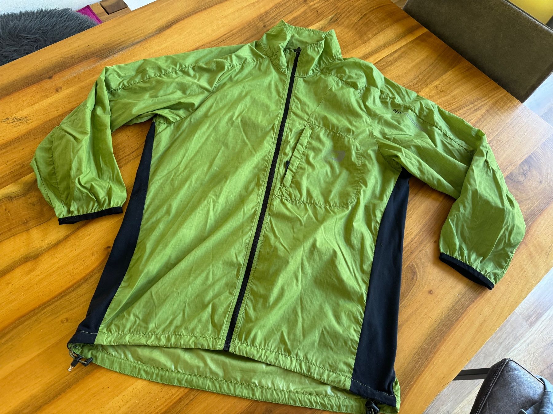 Peak Performance Jacken: Leichte Herrenjacke Peak Performance Grösse M Grün – Gebraucht aus Meiringen von Jackwashere