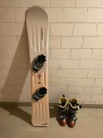 Snowboard mit Schuhen und Taschen