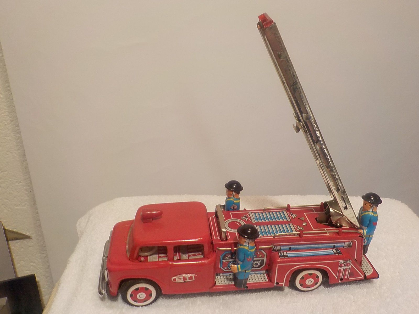 Modellautos: Blechspielzeug Feuerwehr Drehleiter Oldtimer – Gebraucht aus Bülach von Freieck 4