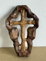 Schönes handgeschnitztes Holzkreuz Wandkreuz, signiert 