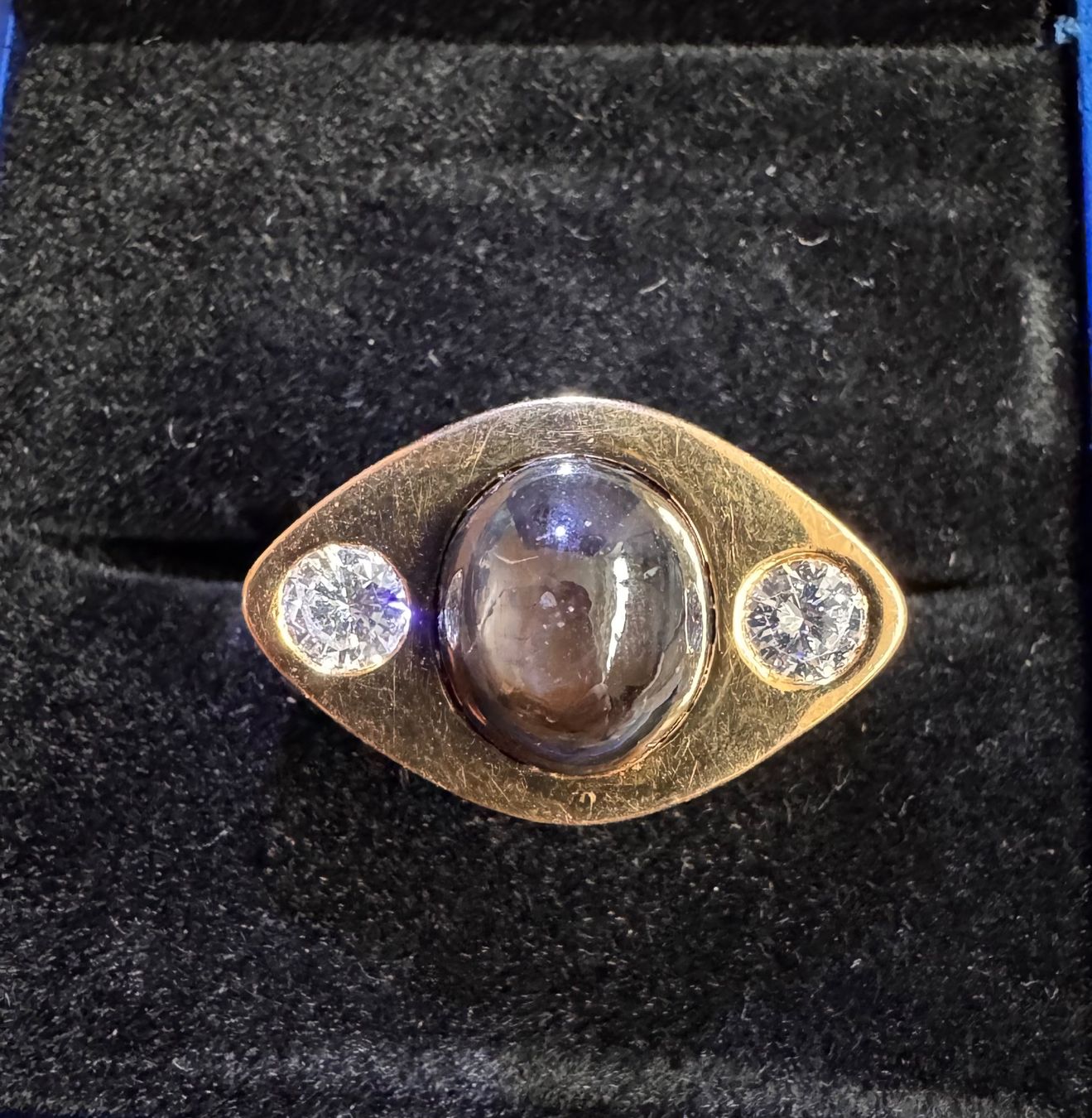 Anelli: Goldring mit Saphir-Cabochon und Diamanten – Usato da Ebikon venduto da Dmasterx 1