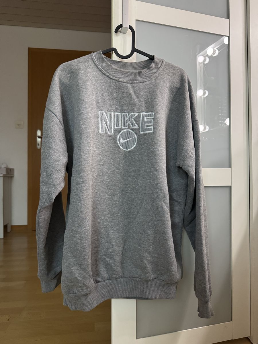 Nike Pullover & Sweatshirts: Vintage Nike Pullover – Gebraucht aus Marbach SG von Noelia.La