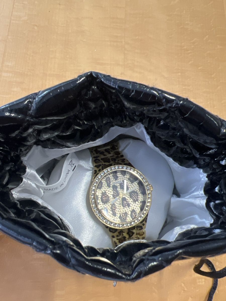 Guess Orologi: Guess Damenuhr Leopard mit Etui neu – Nuovo e nell'imballaggio originale da Rorschach venduto da TrendyDeals 3