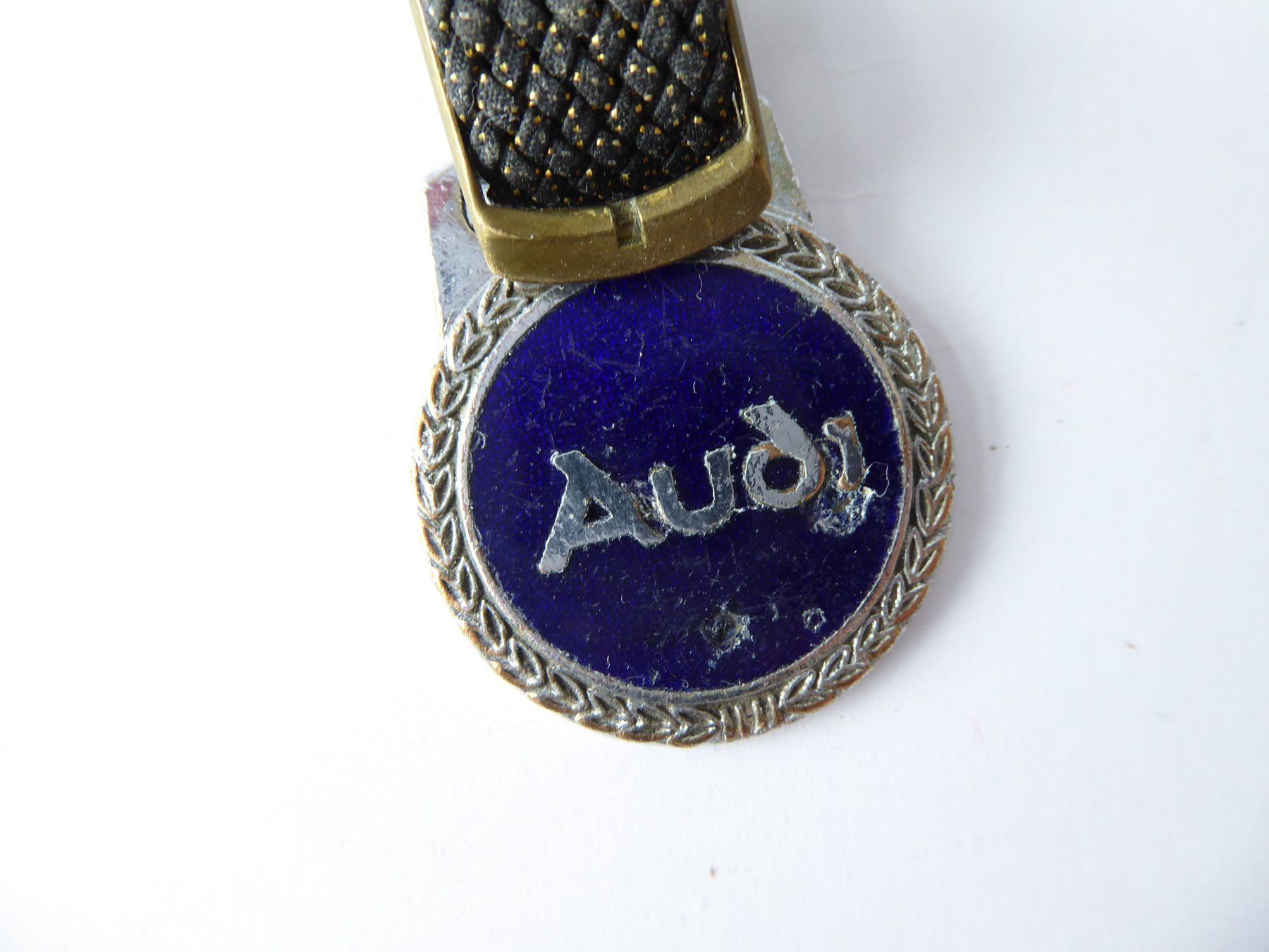Tutti i ricambio: Aelteres Audi Logo mit Band – Usato da Turbenthal venduto da Panau