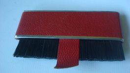 Flache Reise-Kleiderbürste 60er Jahre 8,5 x 2,5 cm Leder rot
