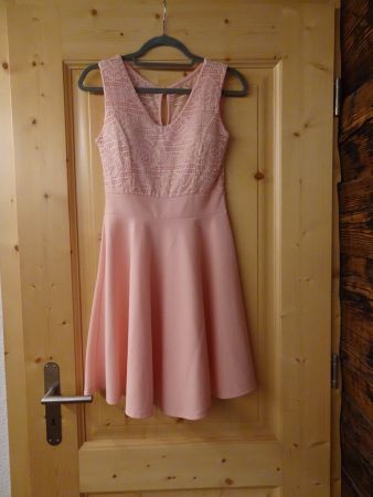 Rosa Sommerkleid mit BH integriert Gr. XS - 260325