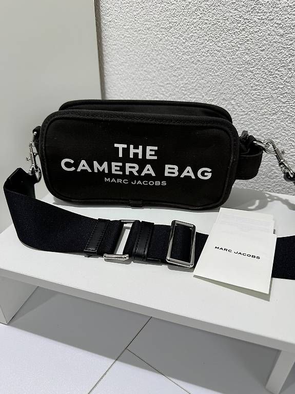 Marc Jacobs Borse da donna: Marc Jacobs Schulter Handtasche Camera Bag Schwarz Stoff – Usato da Kreuzlingen venduto da Bildschirm_Auge
