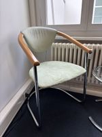 Schöner Stuhl mit Holzarmlehnen und Chromgestell, Top! (57)