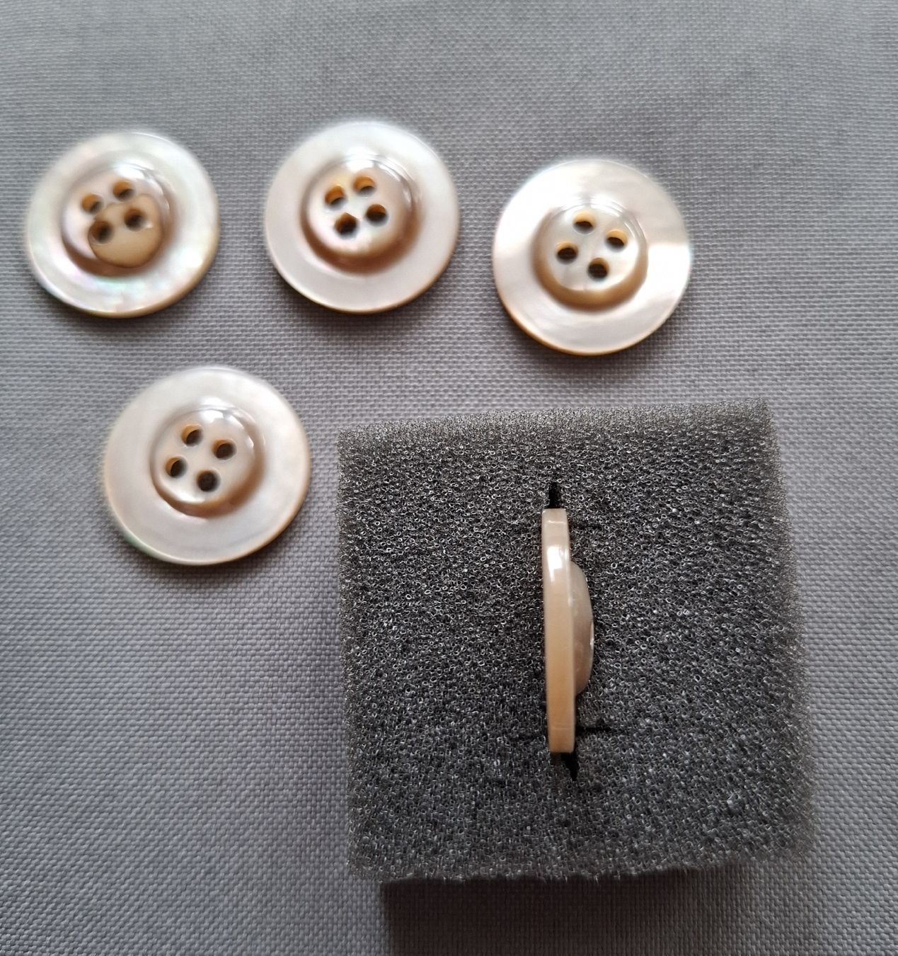Bottoni: 5er Set edle Perlmutt Knöpfe, Durchmesser 20 mm. – Usato da Dietikon venduto da Hirschkopf 2