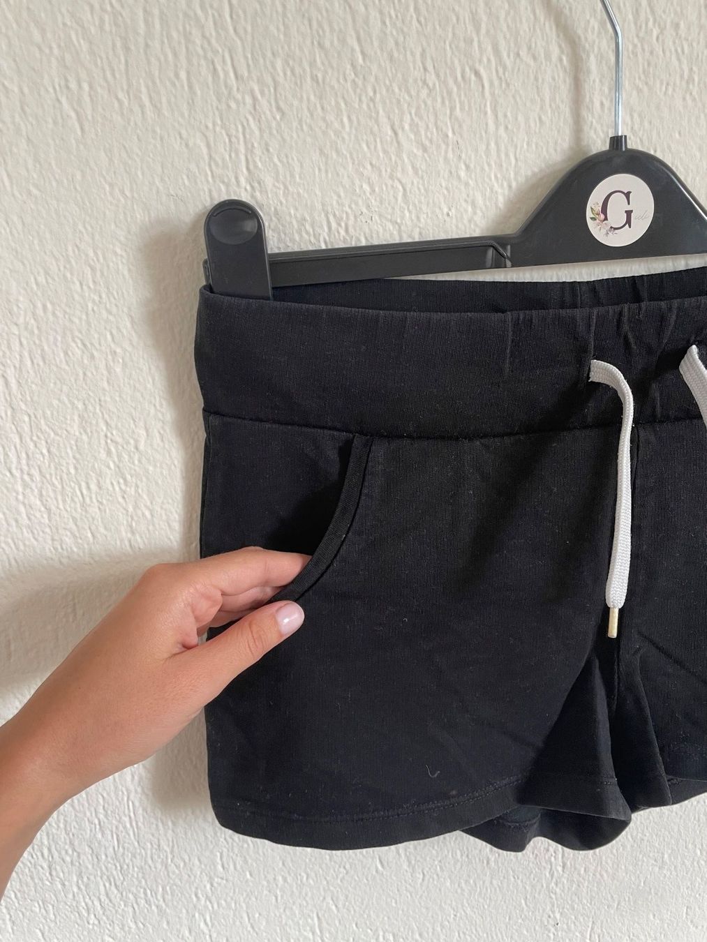 H&M Pantaloni: H&M - Bequeme Shorts, S – Usato da St Gallen venduto da Giidi 1