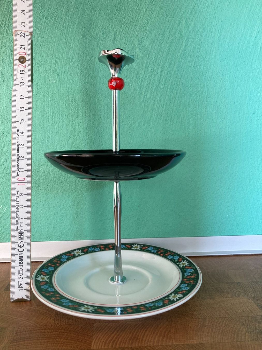 Piatti di portata: Etagere handarbeit mit Langenthal Teller und Glasbead – Usato da Subingen venduto da Etageren 7
