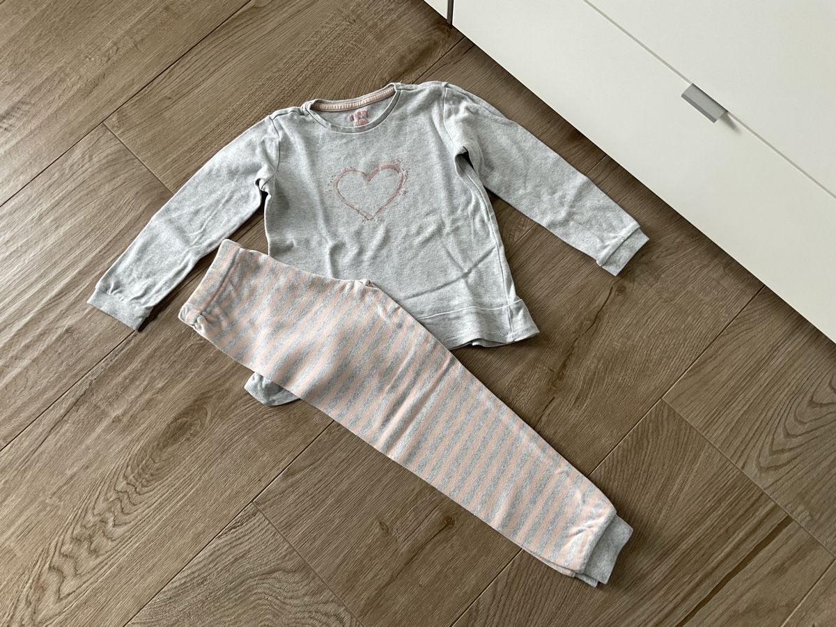 Kleiderpakete & -sets: Freizeithose mit Oberteil Mädchen 122/128 – Neu (gemäss Beschreibung) aus Pfäffikon ZH von Ben0707 2