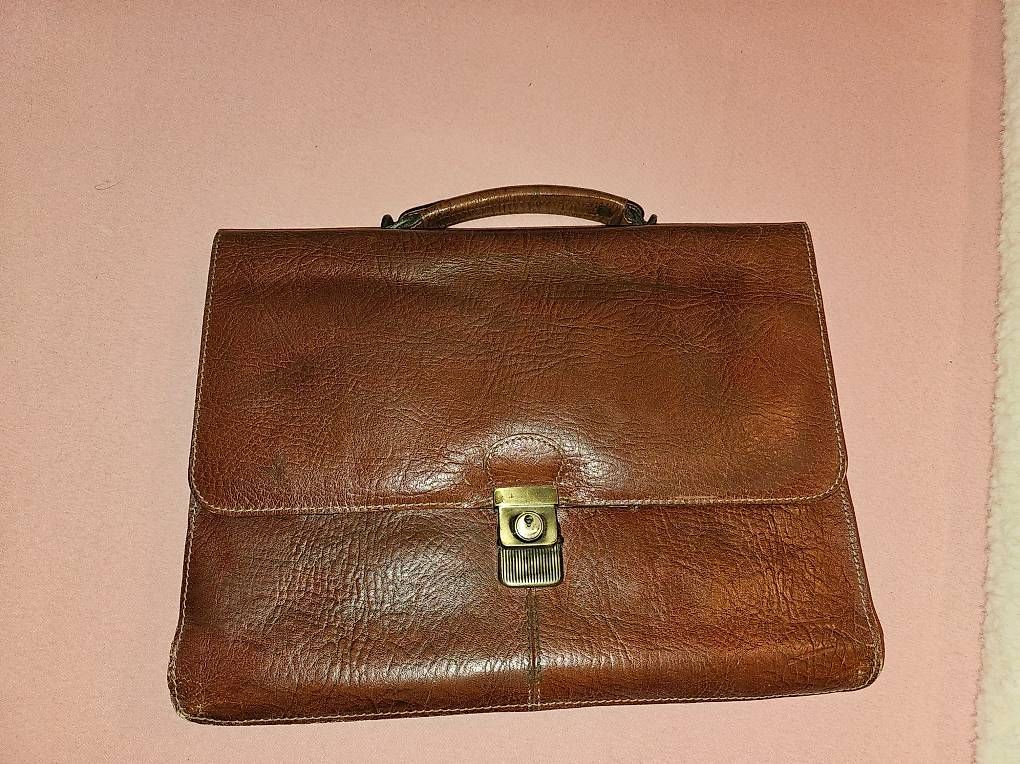 Koffer & Taschen: A Vendre Mallette en cuir veritable – Gebraucht aus Neuchâtel von Futuro2015
