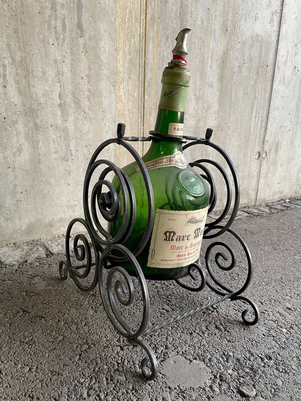 Supporti a parete: Dekorative, schmiedeiserne Flaschenhalterung mit Flasche – Usato da Elsau venduto da Barri.ch