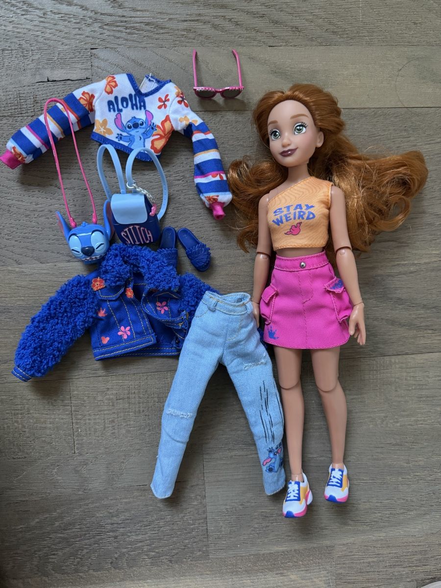 Puppen: Puppe mit Stitch Sommer Kleider 2-Sets – Gebraucht aus Tägerig von Chorati