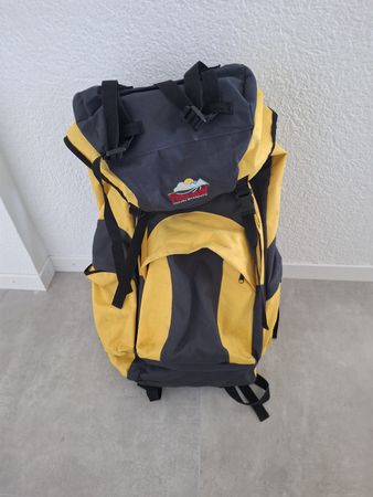 Sac à dos pour le trekking jaune/noir, parfait pour les voya