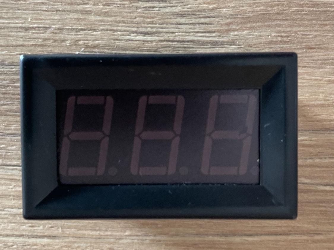 Tutti pezzi di ricambio auto: Voltmètre  0-100V LED Rouge – Nuovo e nell'imballaggio originale da Denges venduto da Ricautomotive