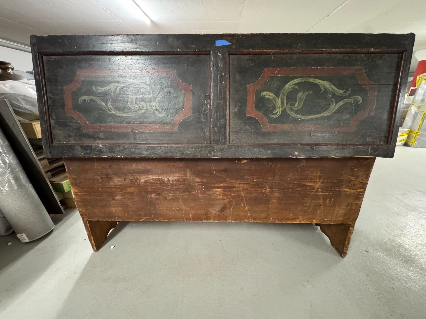 Allestimento di negozi e stand fieristici: 16th century Italian Bahut – Usato da Gsteig b. Gstaad venduto da Auctionly 3