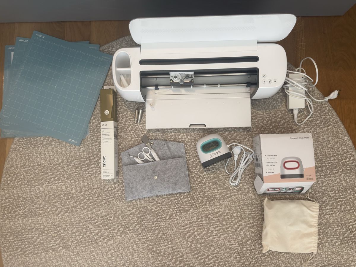 Alle Maschinen: Cricut Maker With Mini Press & Accessories – Gebraucht aus Aarau von Agp_Thrift44