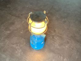 Gasflasche mit fast leerer Gaskartusche