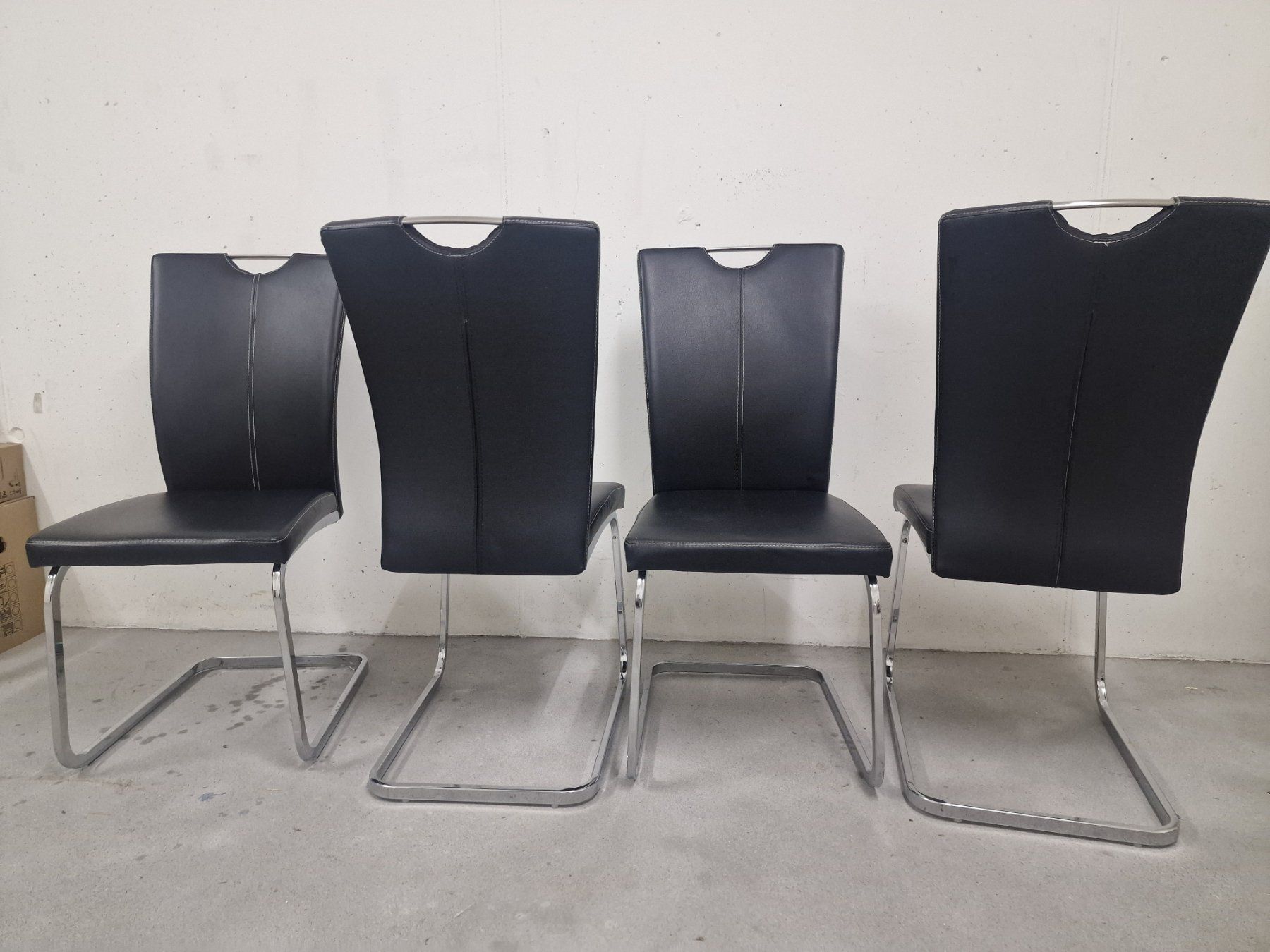 Chaises: 4 Stühle Freischwinger Lederlook – D'occasion à Buchs ZH par xen_vbk2 1
