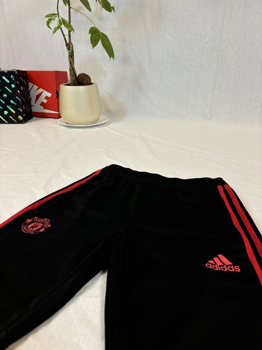 Adidas Pantaloni: Adidas Trainerhose Manchester United – Nuovo (secondo la descrizione) da Lindau venduto da KT_Vintage 1