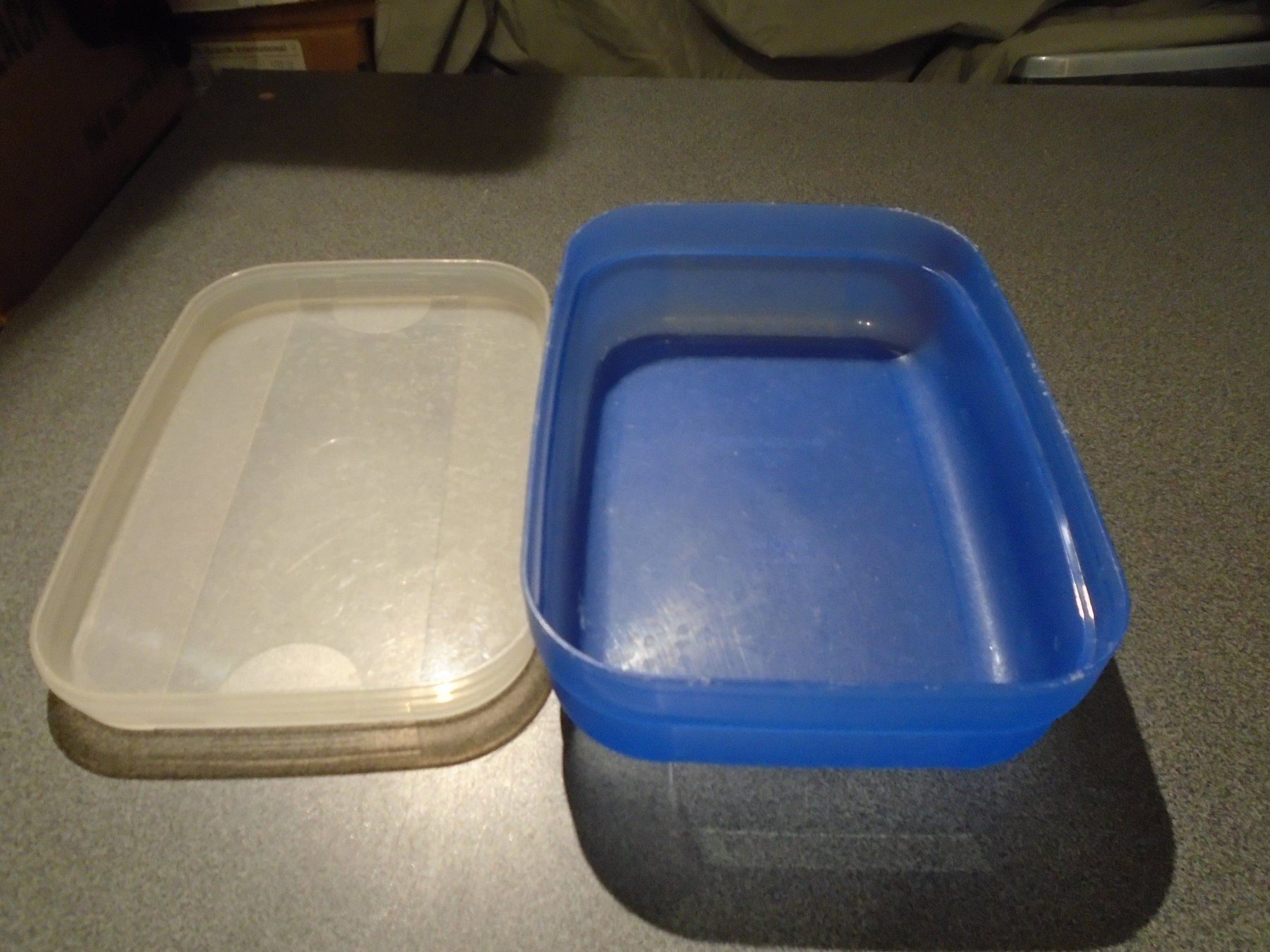 Tupperware Behälter & Ähnliches: Dose Tupperware, 700 ml, blau / flach – Gebraucht aus Zürich von Motzkuh 1