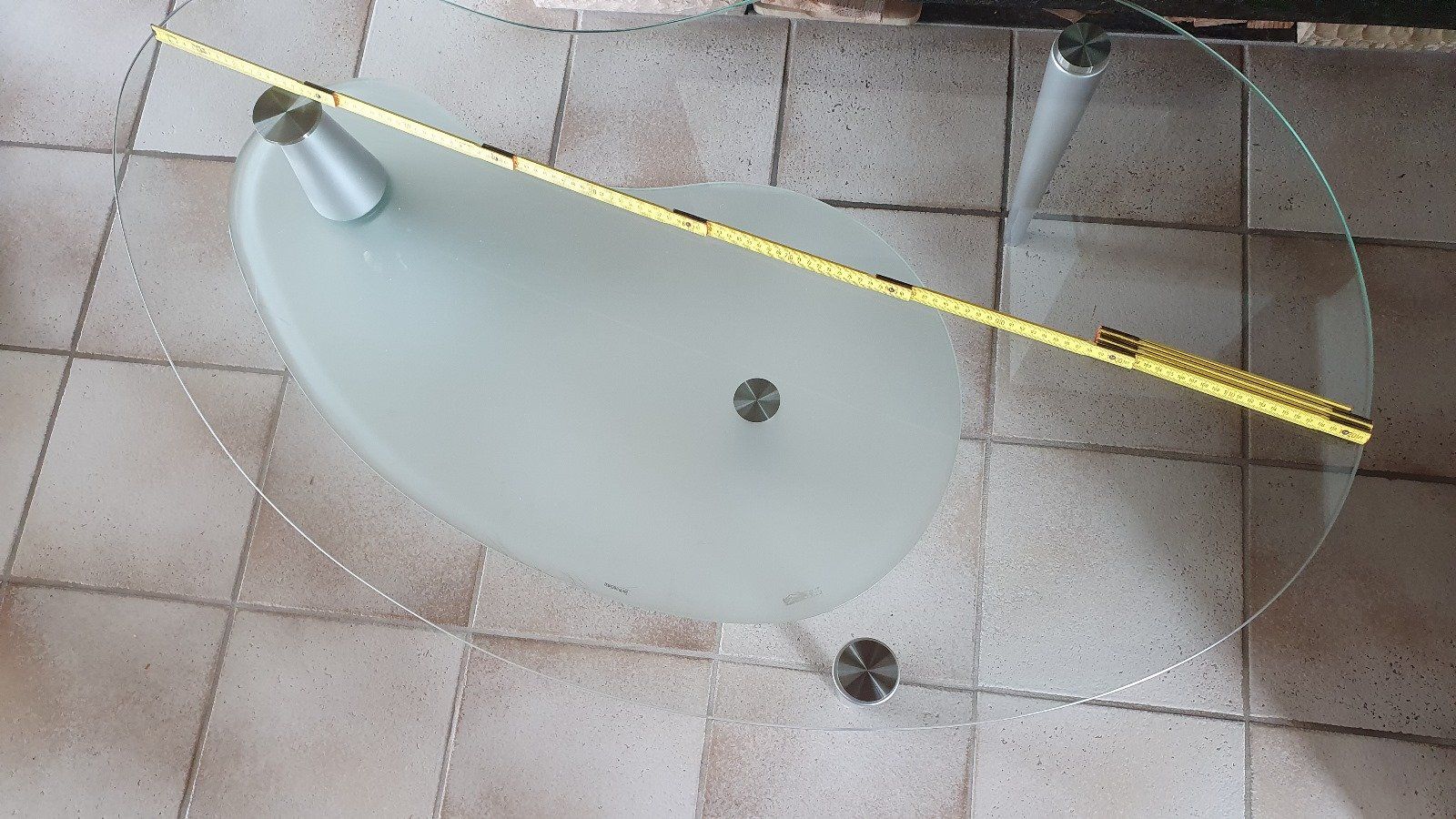 Set di tavolo e panche: Salontisch Glas, 3-Beinig – Usato da Steinach venduto da urs_kobler
