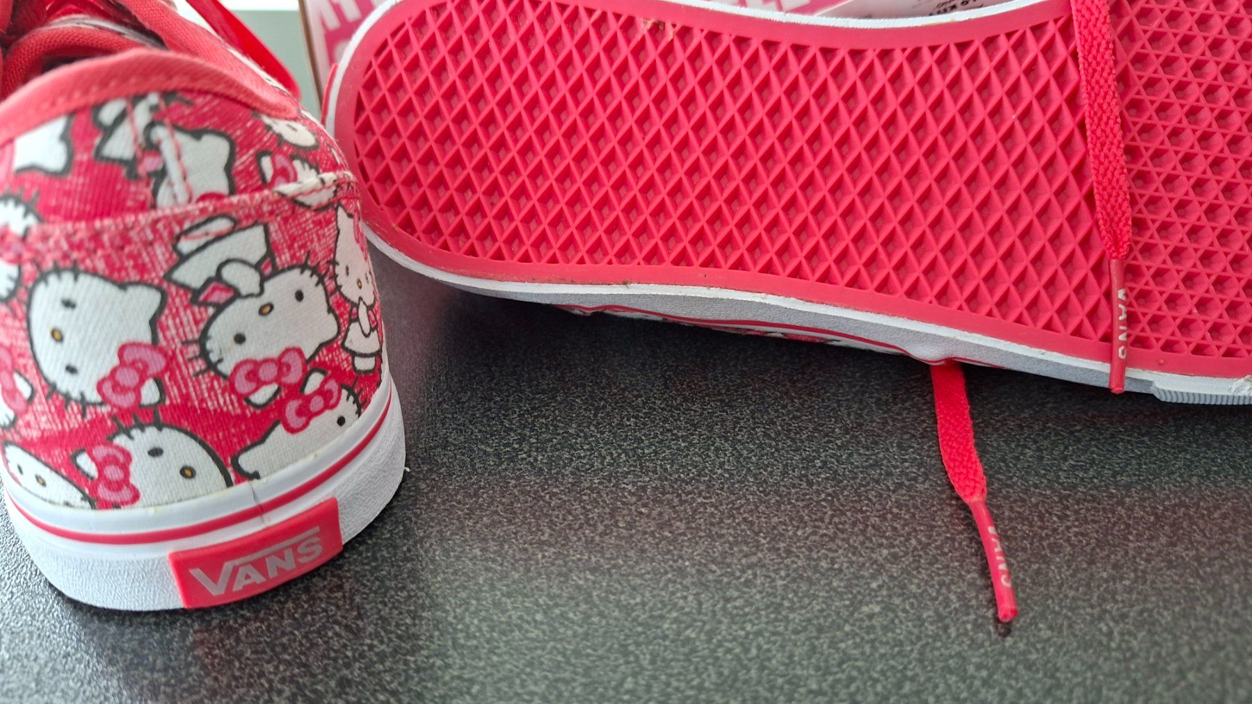 Vans Scarpe da uomo: Vans Hello Kitty Turnschuhe Limited Edition Gr. 39 – Nuovo e nell'imballaggio originale da Gattikon venduto da jeansgli 1