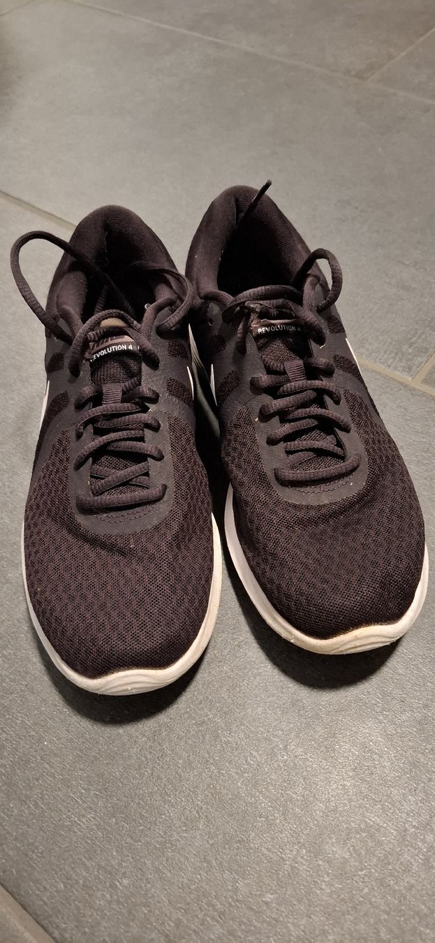 Nike Scarpe da uomo: Nike Revolution, Gr. 40,5 – Usato da Nunningen venduto da Quandor
