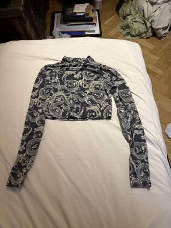 Crop Top mit Rollkragen, Drachenmuster