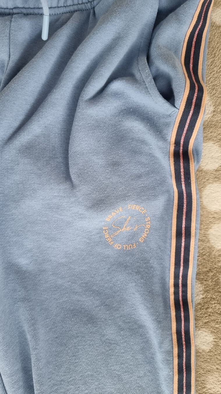 Pantaloni: Energetics Jogginghose, hellblau mit Streifen, Gr. 140 Mädch – Nuovo (secondo la descrizione) da Bad Zurzach venduto da Mfritzli 2