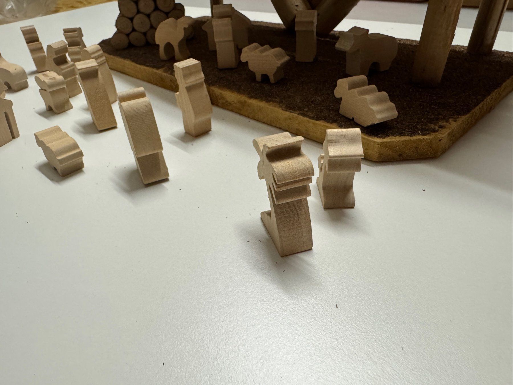 Alle Dekorationen: Krippe mit Figuren aus Holz – Gebraucht aus Wiezikon b. Sirnach von Mobelix 2