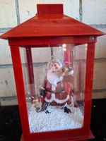 Weihnachtslaterne mit Weihnachtsmann. Licht,Musik, Schnee