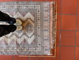 Tapis oriental vintage à motifs géométriques