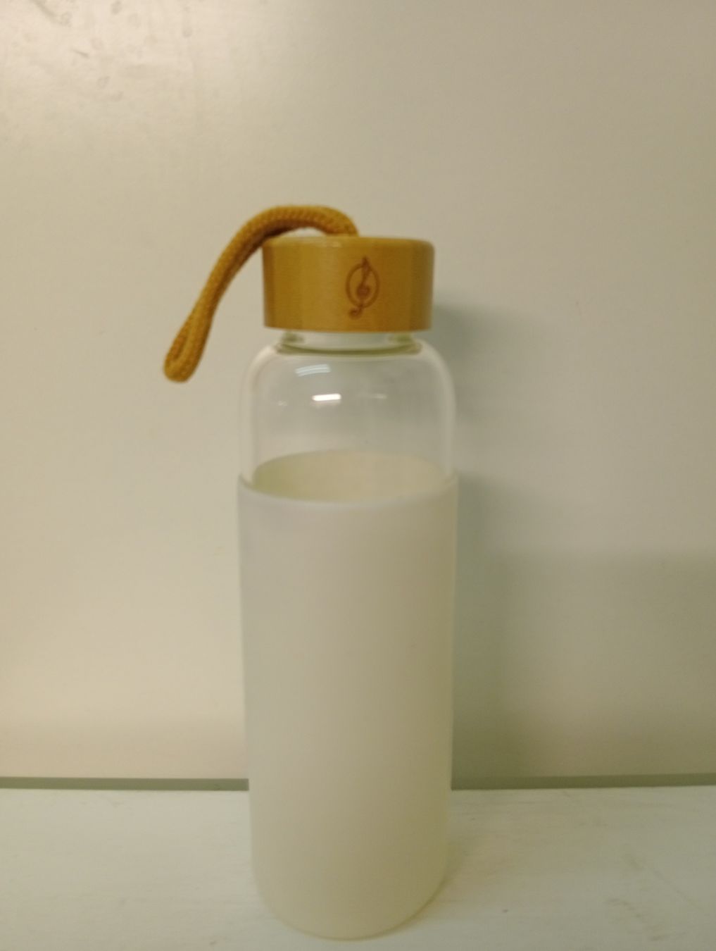 Borracce & Thermos: Stradivarius Glasflasche Wieß mit Bambusdeckel 0.5 L – Usato da Allschwil venduto da Evgeniia78