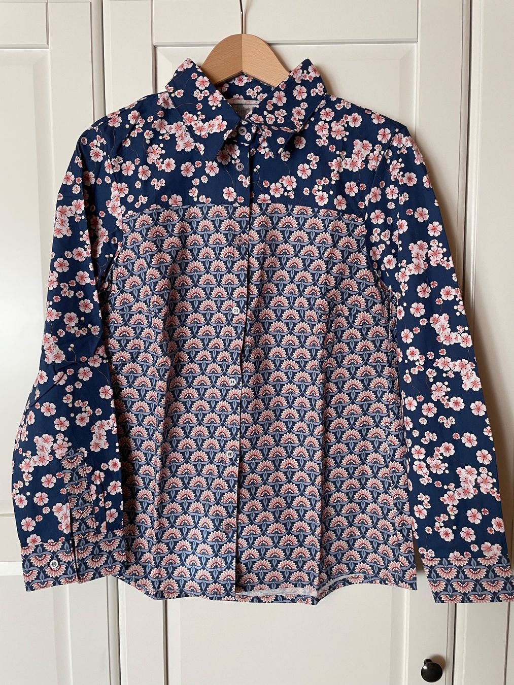 Camicette: Damen Bluse mit Blumenmuster blau gemustert – Usato da Adlikon b.Regensdf venduto da SimoneO01