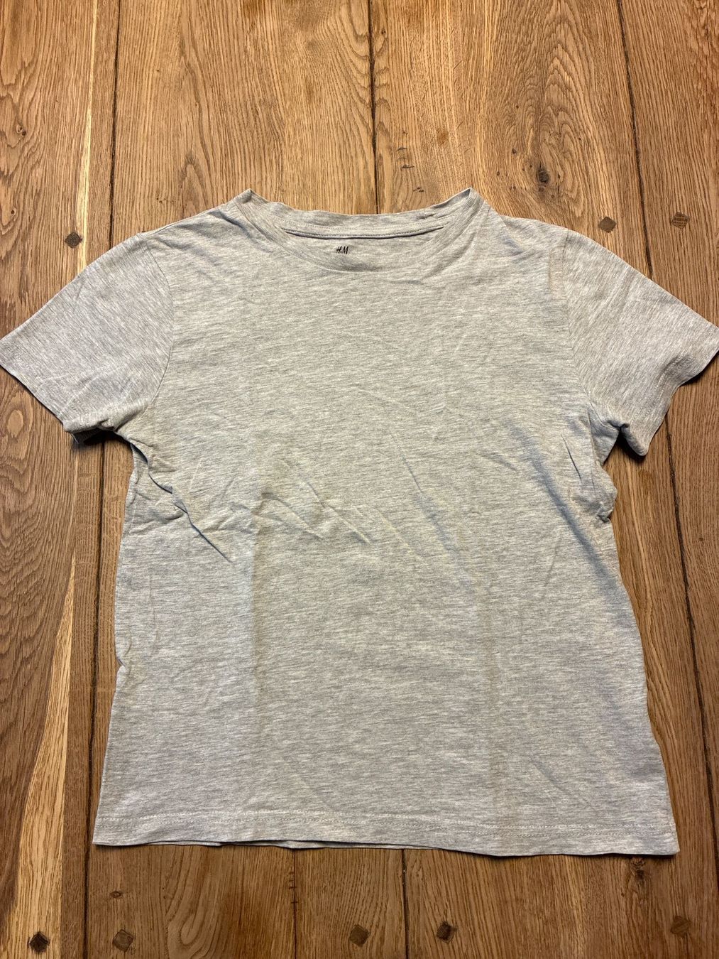 H&M Hemden, T-Shirts & Polos: H&M T-Shirt grau Grösse 134/140 – Gebraucht aus Guntershausen von Gloominati