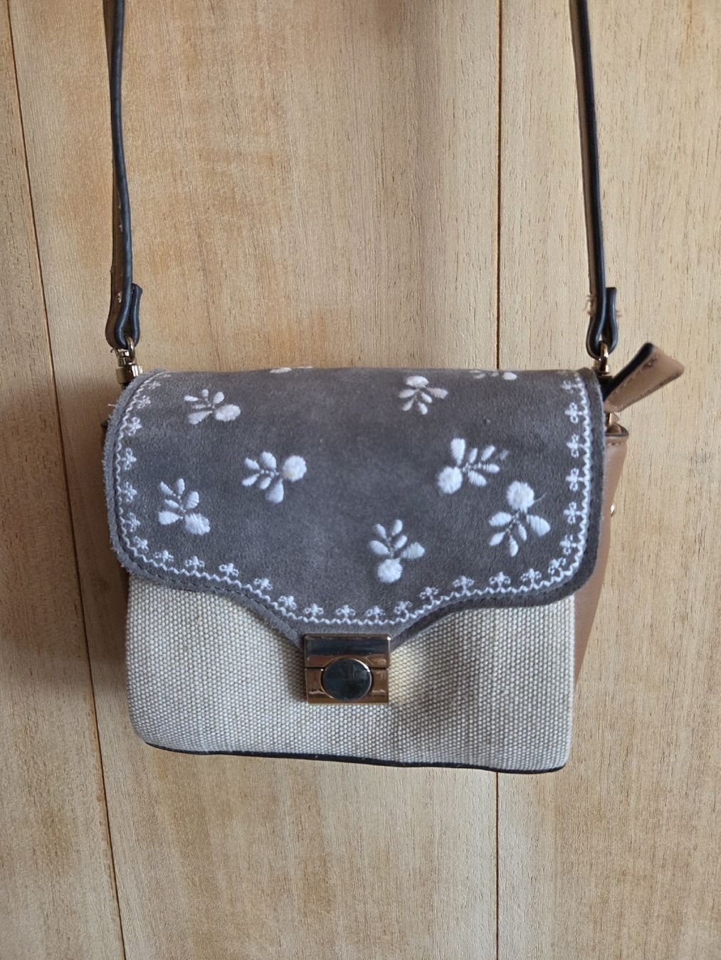 Taschen für Damen: Umhängetasche klein, Dirndl-Accessoire – Gebraucht aus Dallenwil von Lea567 1