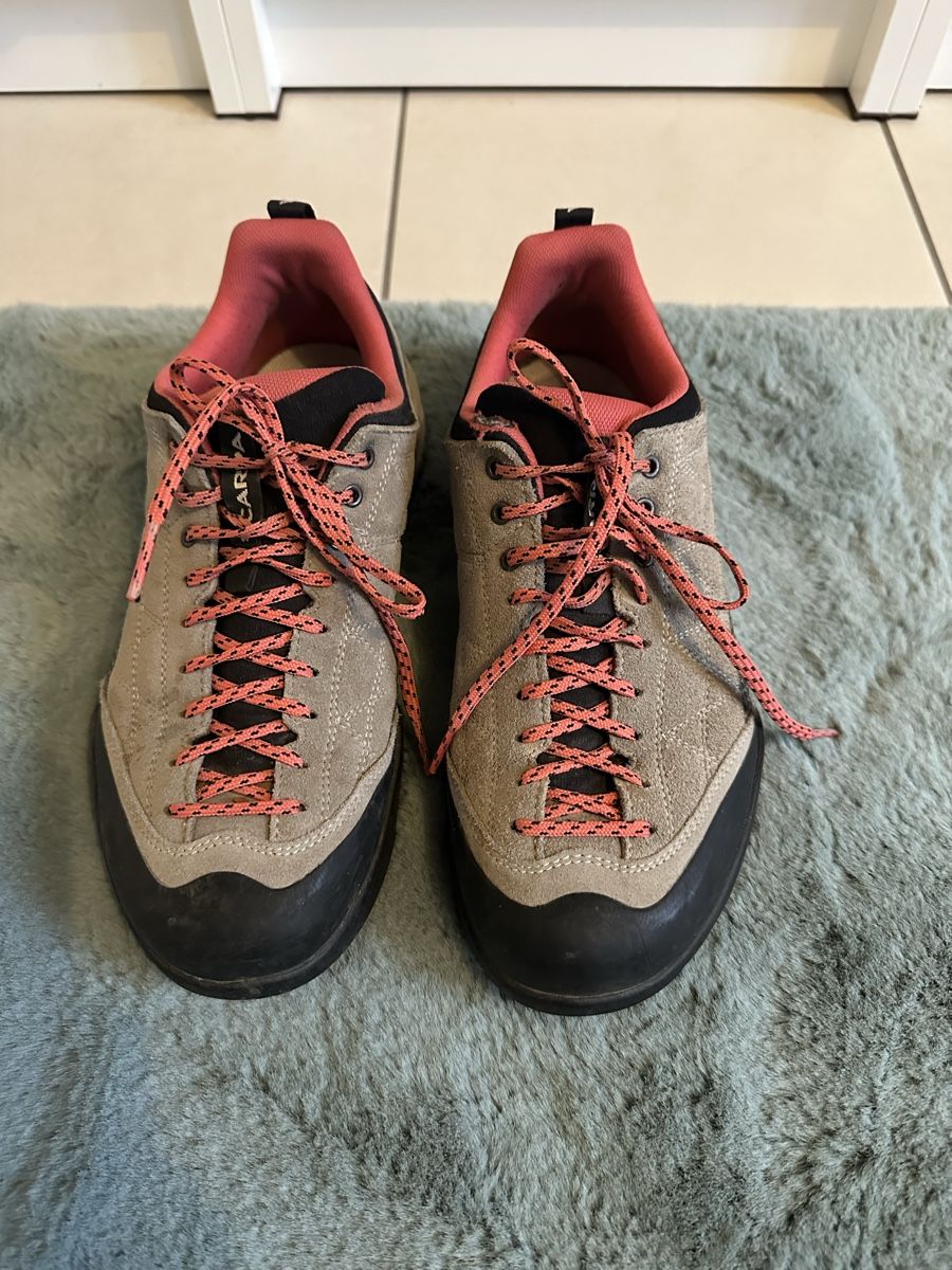 Scarpa Scarpe da uomo: Scarpa 39.5 – Usato da Balerna venduto da GretaM