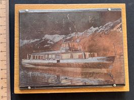 Reliefdruckplatte mit Motorschiff ,Iseltwald‘ auf Holz